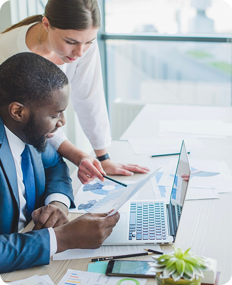 Equipo trabajando en consultoría empresarial